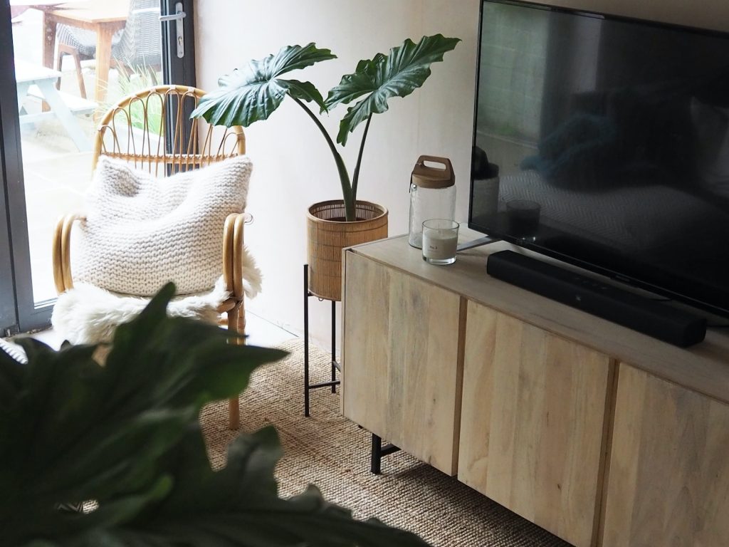 can a TV stand fit any TV