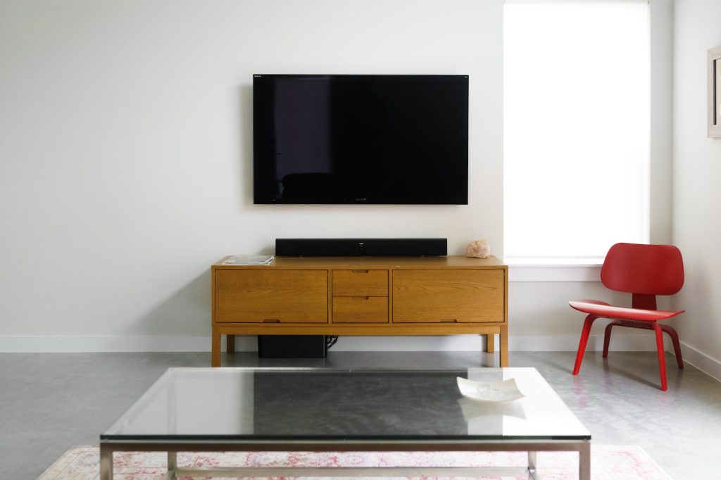how many inches above a TV stand should a TV be mounted